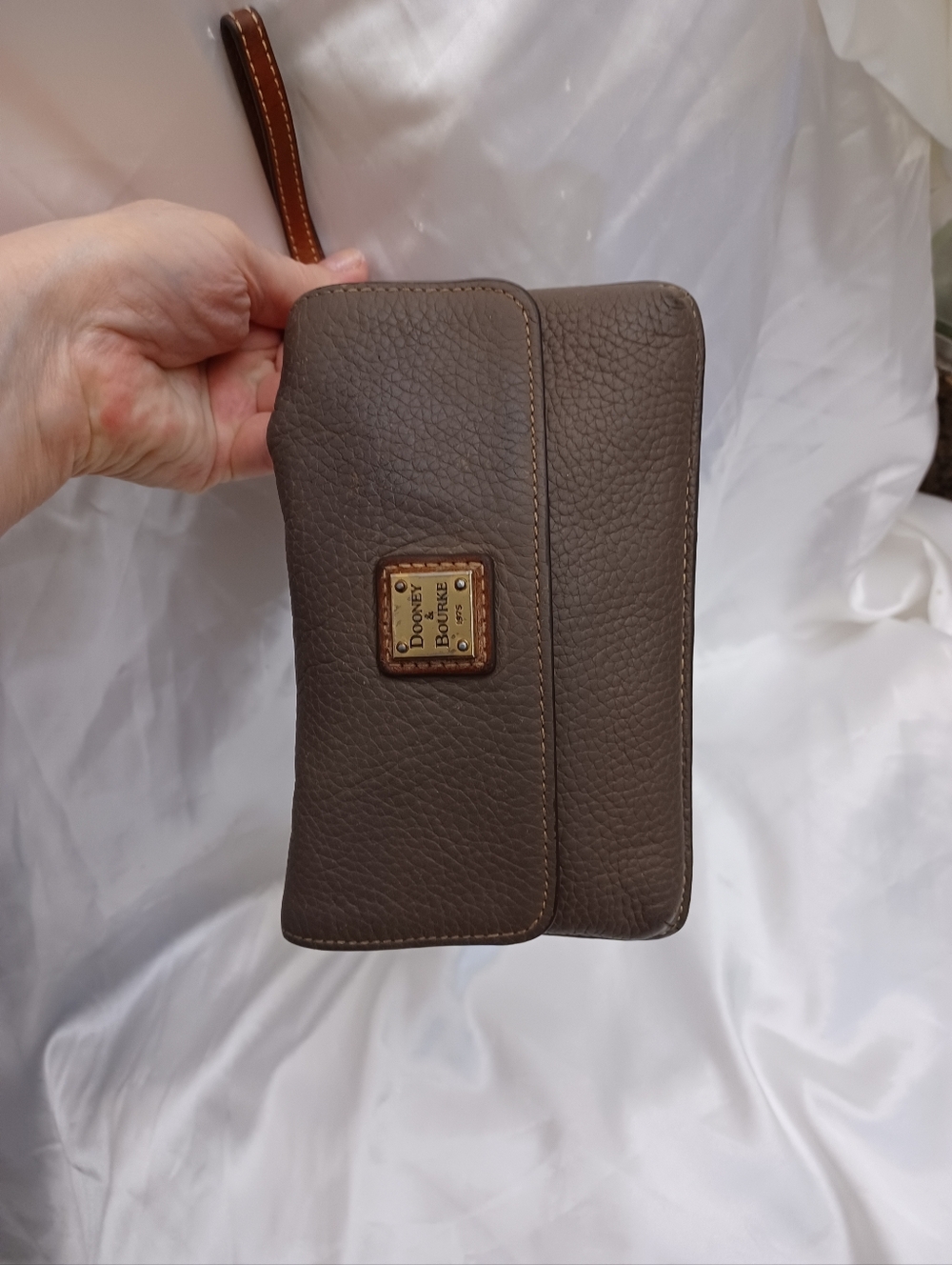 Dooney & Bourke Taupe Pebbled Leather Clutch Wallet BROWN Khaki